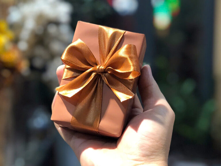 Mẫu gói quà phong cách tối giản