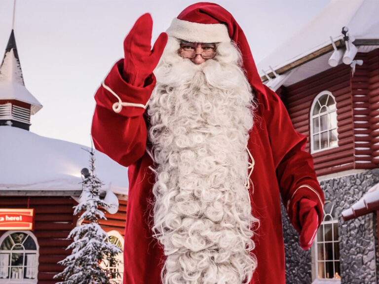 Khoảnh khắc đáng nhớ khi Ông Già Noel gõ cửa