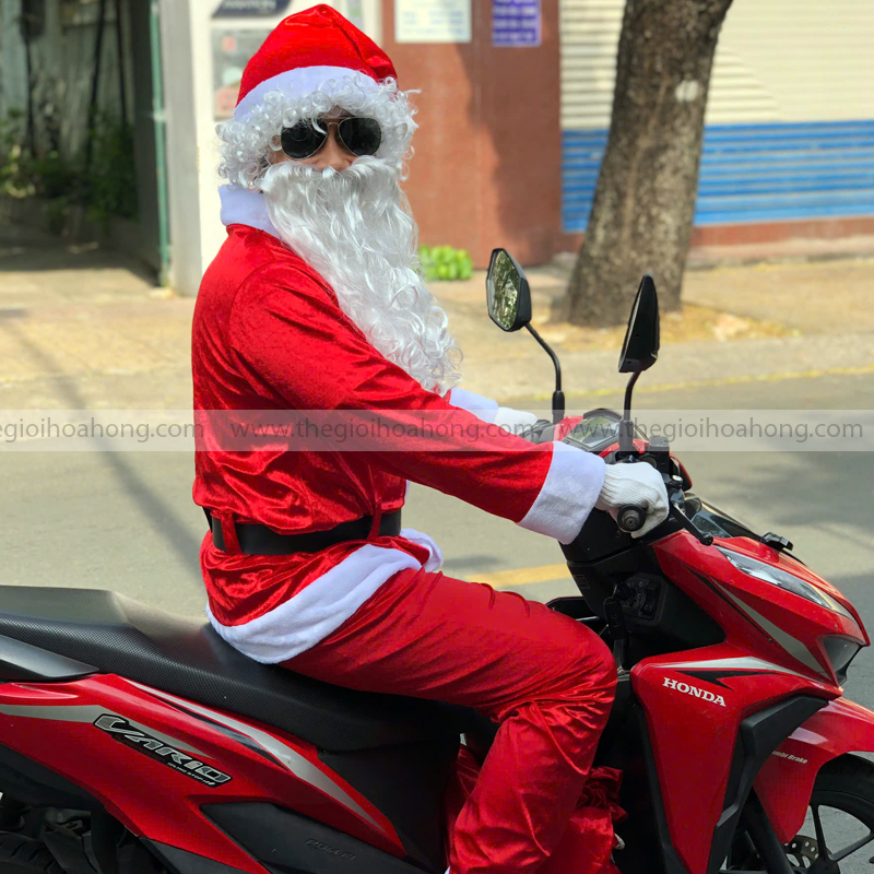 Ông Già Noel giao quà cho bé