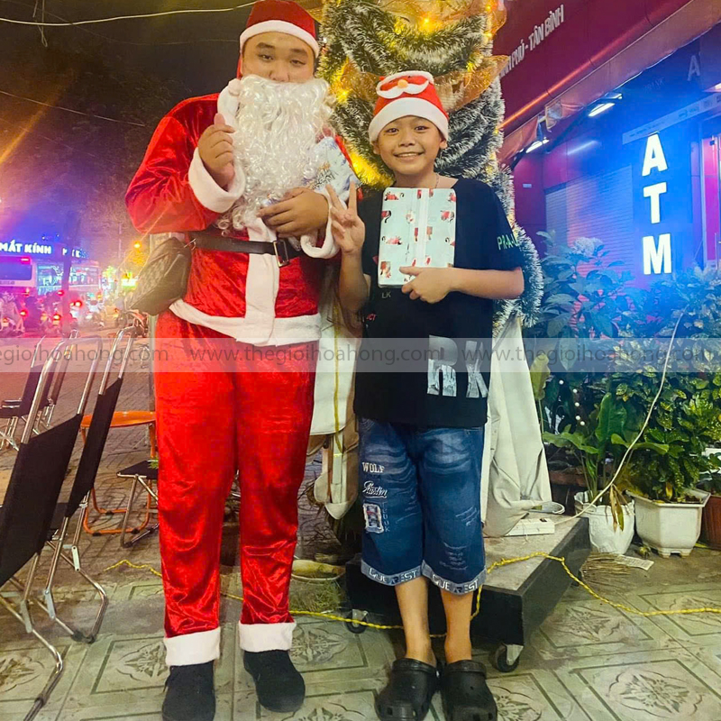 Ông Già Noel giao quà cho bé