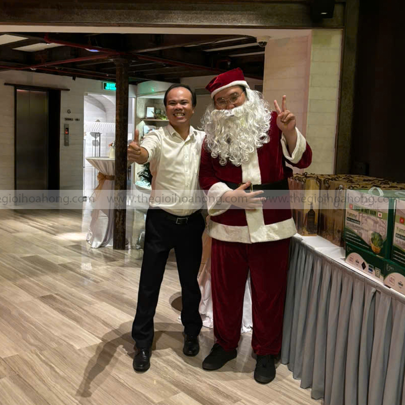 Ông Già Noel Thế Giới Hoa Hồng tặng quà Giáng Sinh