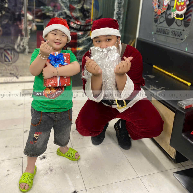 Ông Già Noel giao quà cho bé