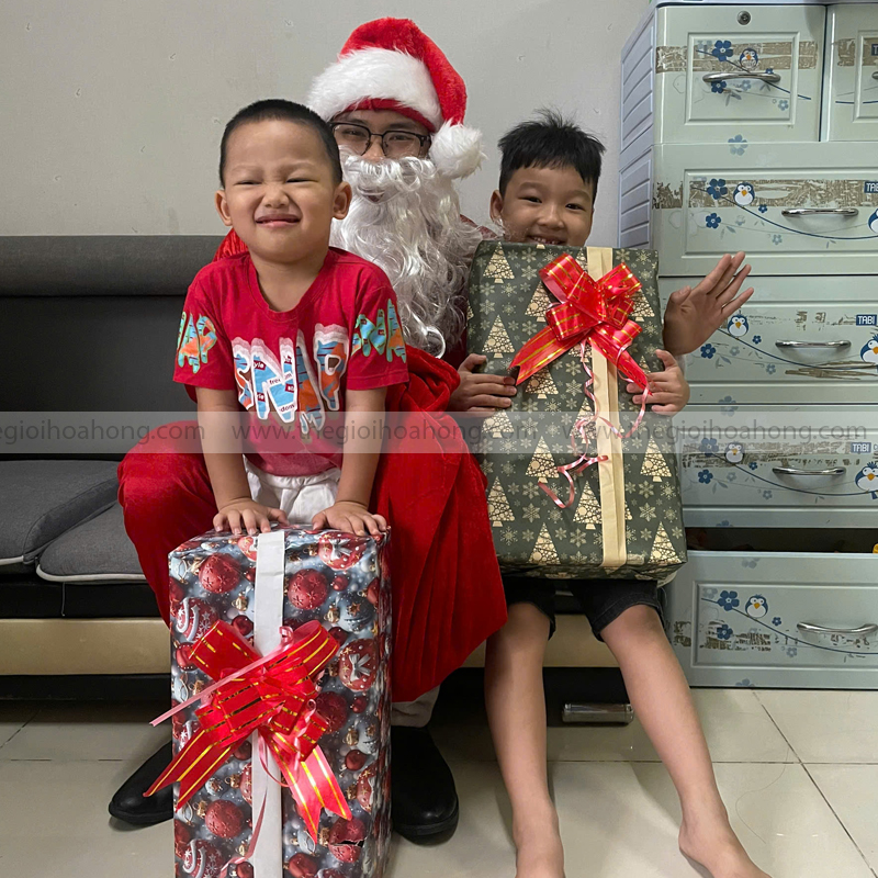 Ông Già Noel Thế Giới Hoa Hồng tặng quà Giáng Sinh