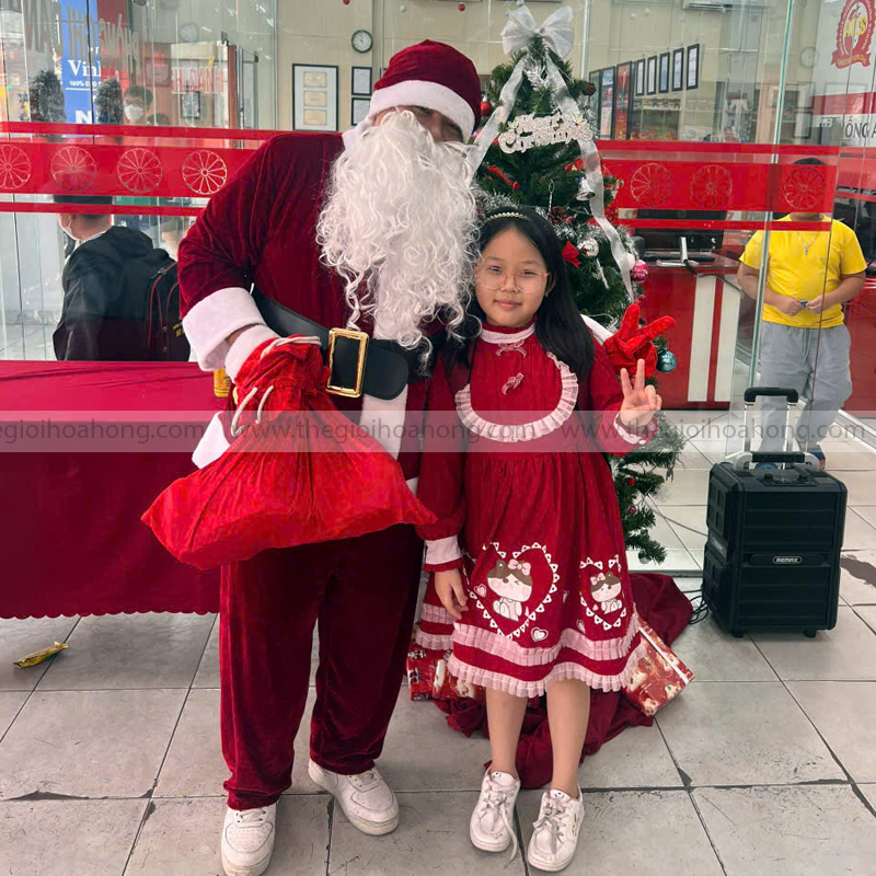 Ông Già Noel Thế Giới Hoa Hồng tặng quà Giáng Sinh