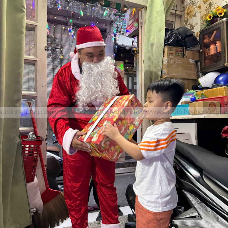 Ông Già Noel Thế Giới Hoa Hồng tặng quà Giáng Sinh