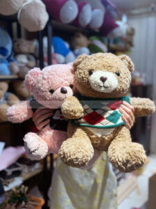 Gấu bông Teddy lông xoắn áo len
