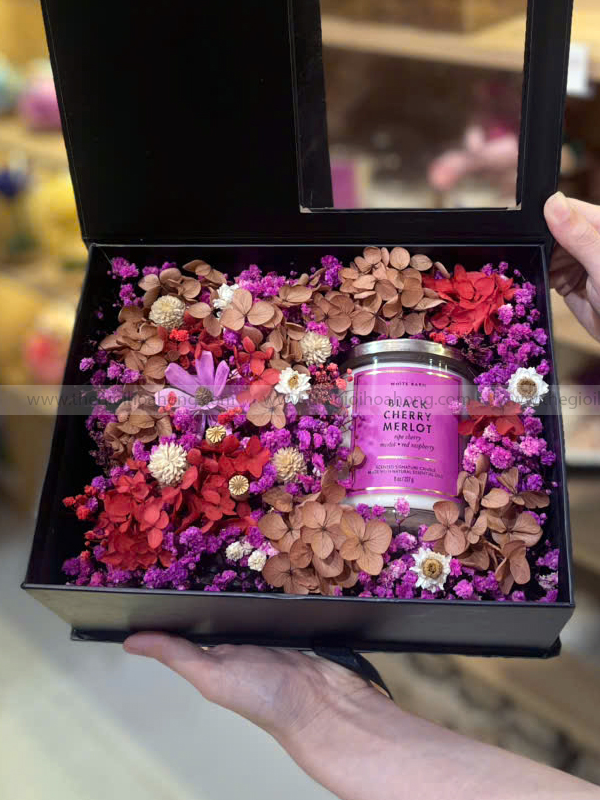 Hộp quà nến thơm Black Cherry Merlot trang trí hoa khô