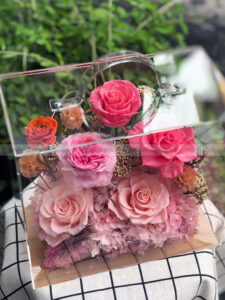Hộp Vali mica hoa hồng vĩnh cửu – Rosy