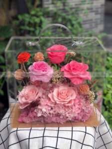 Hộp Vali mica hoa hồng vĩnh cửu – Rosy