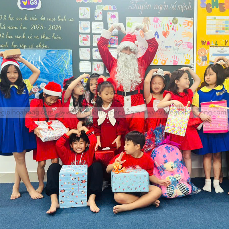 Ông Già Noel giao quà cho bé