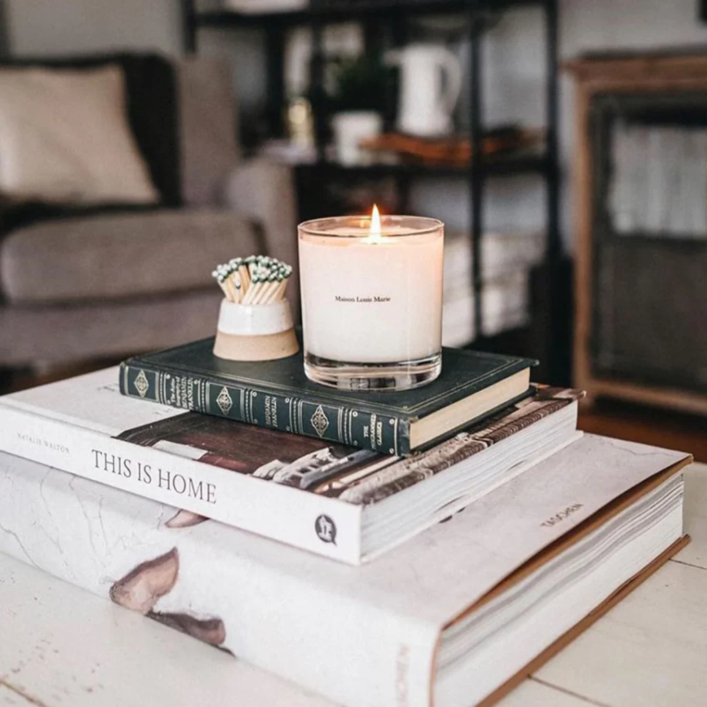 nến thơm trang trí phòng khách ấm cúng