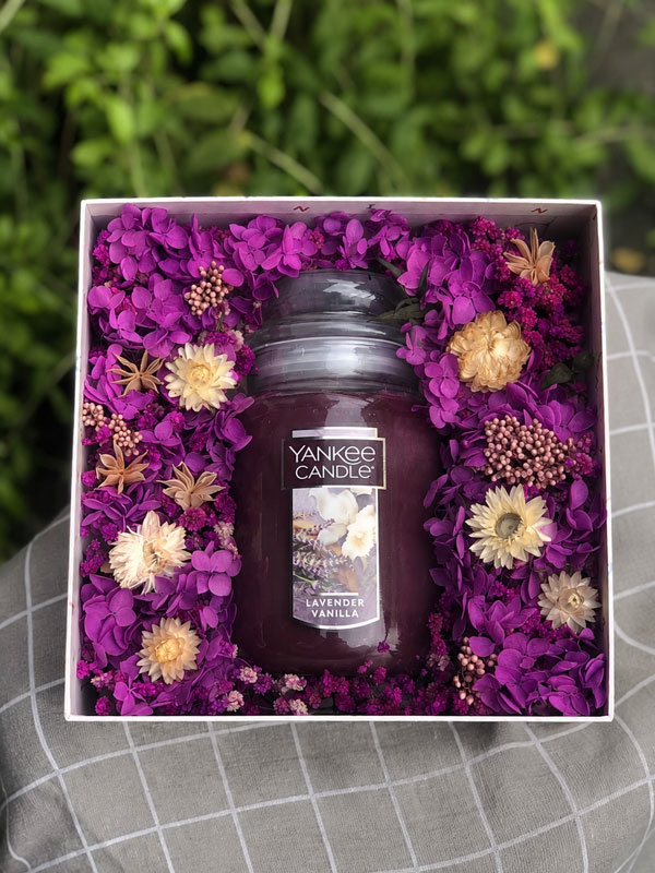 Hộp Quà Nến Thơm Yankee Candle Lavender Vanilla Size & Hoa Khô